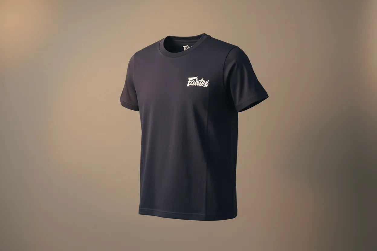 T-Shirt Fairtex lifestyle sur fond gris neutre en studio