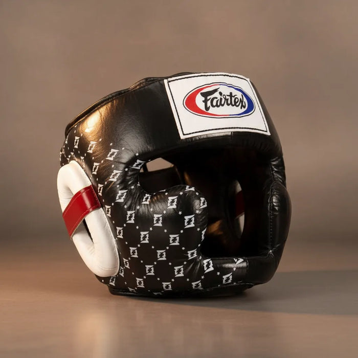 Casque Fairtex HG10 en vue trois-quarts sur fond neutre gris chaud