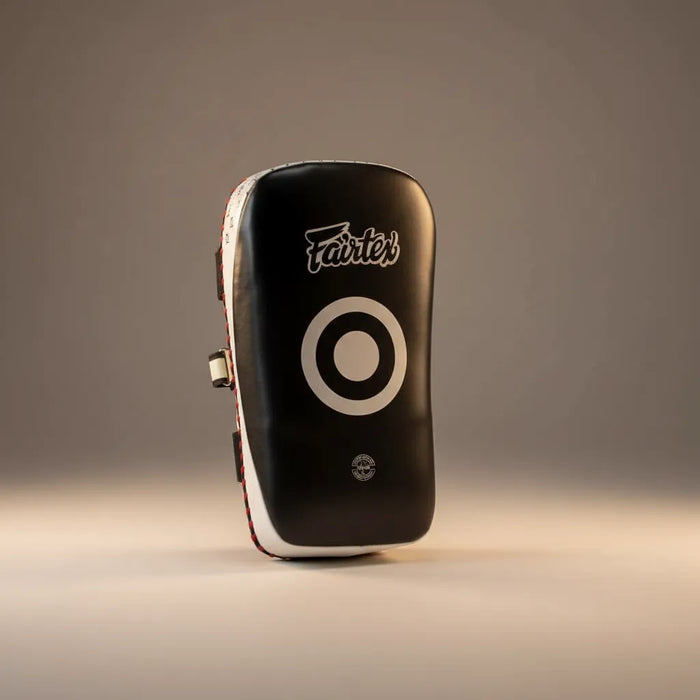 Fairtex KPLC pao incurvé en photo studio sur fond gris neutre