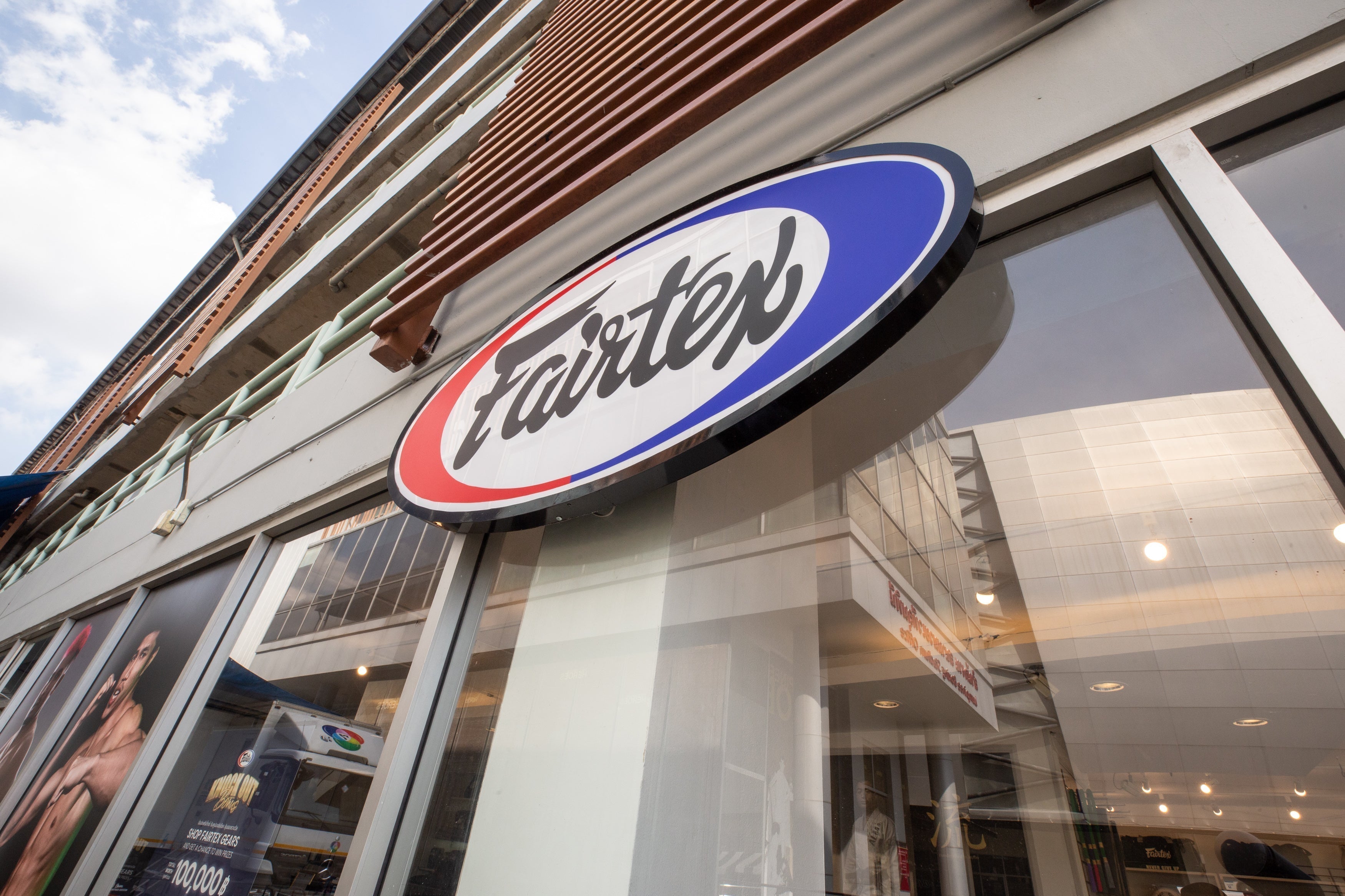 Fairtex histoire avec équipement de Muay Thai premium dans une salle inspirée de la Thaïlande
