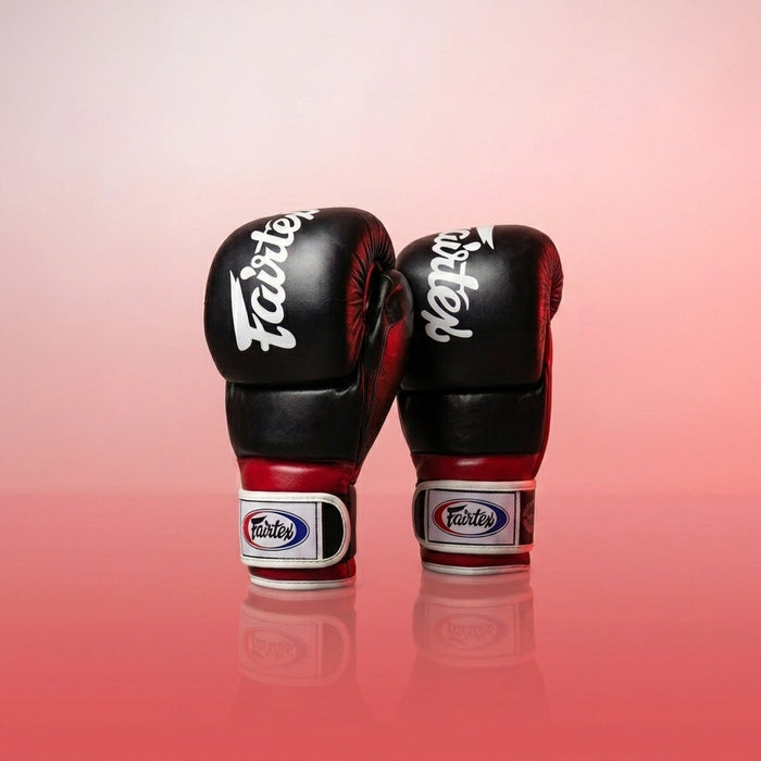Gant MMA Fairtex FGV18 en vue trois-quarts sur fond studio gris chaud