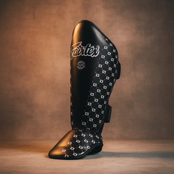 Protège-tibia Fairtex SP5 en vue trois-quarts sur fond studio gris chaud