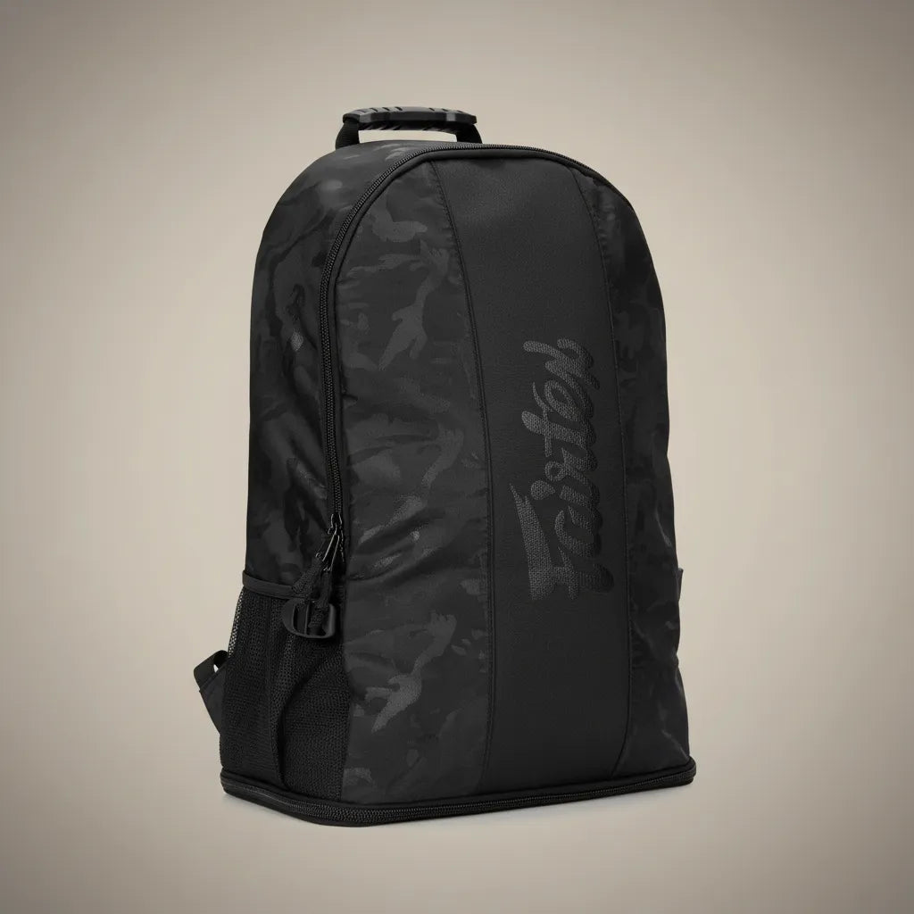  Sac de sport Fairtex en photo studio sur fond gris neutre, vue trois-quarts centrée 