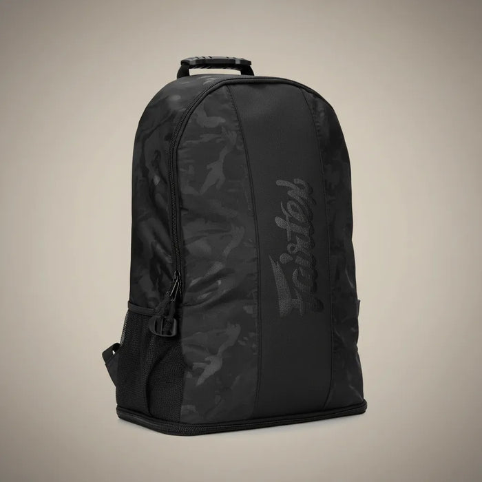  Sac de sport Fairtex en photo studio sur fond gris neutre, vue trois-quarts centrée 